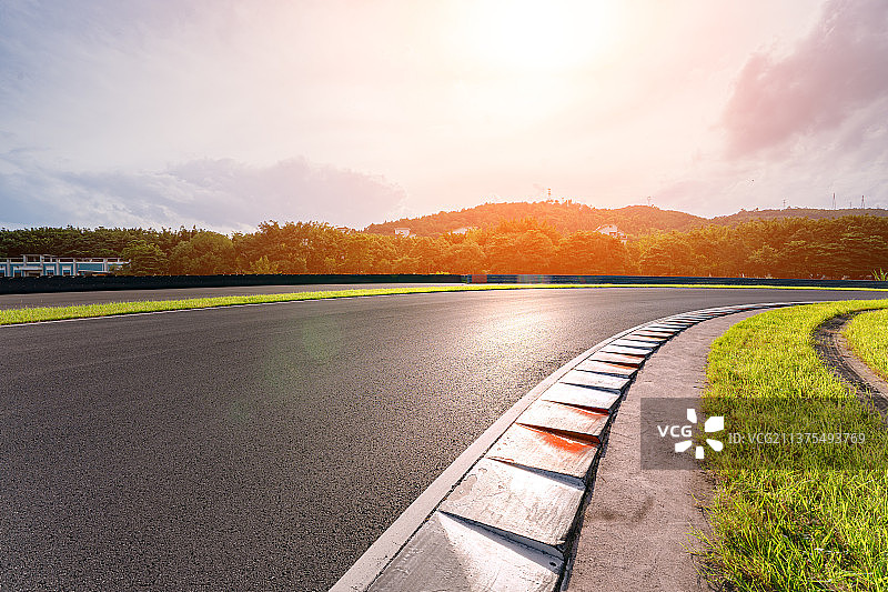 日落时分逆光下的赛车跑道图片素材