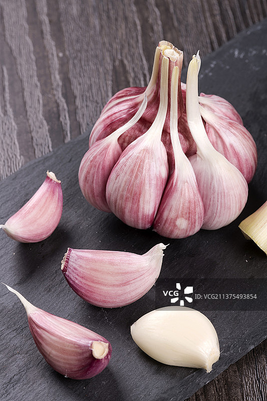 一簸箕新鲜的大蒜鲜蒜特写图片素材