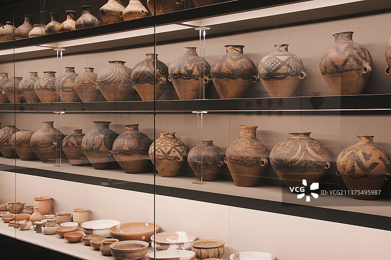 天水市博物馆 仰韶文化 马家窑陶器陈列展柜图片素材