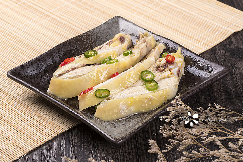 一盘椒麻鸡摆放在木桌面上特写图片素材