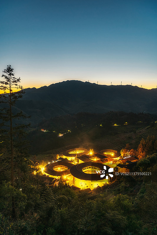 福建土楼代表——福建省漳州市南靖县书洋镇田螺坑土楼群（四菜一汤）户外夜景高视角图片素材