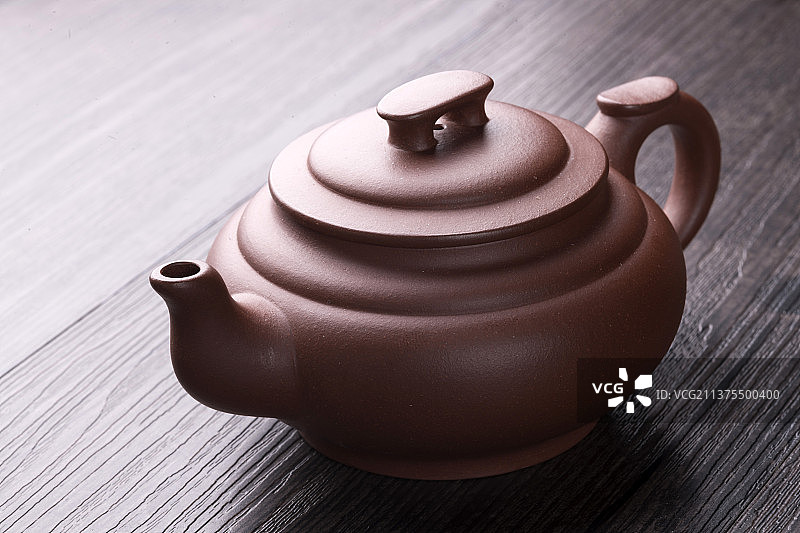 紫砂茶具摆放在木桌面背景上图片素材
