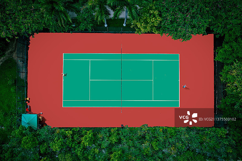 航拍绿树环抱的网球场图片素材