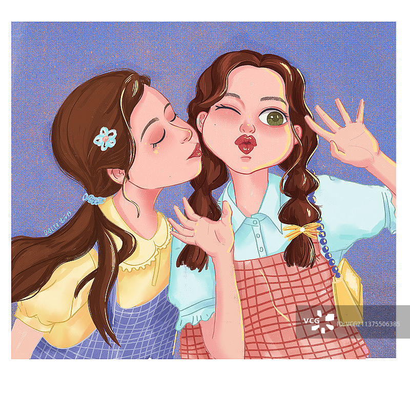 两个女孩在看向别处的特写镜头图片素材