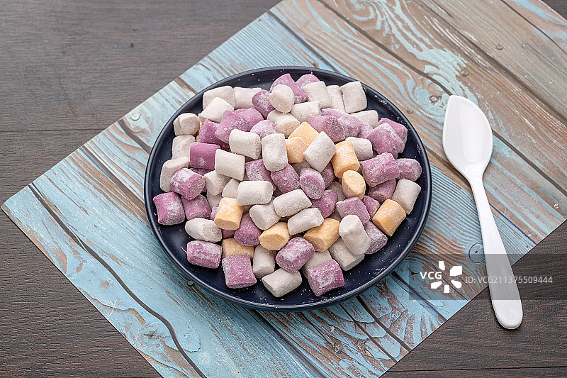 木薯淀粉手工制作的彩色小芋圆图片素材