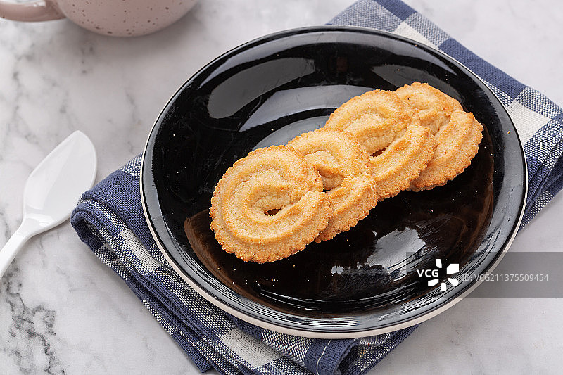 盘子里的休闲零食牛油曲奇饼图片素材