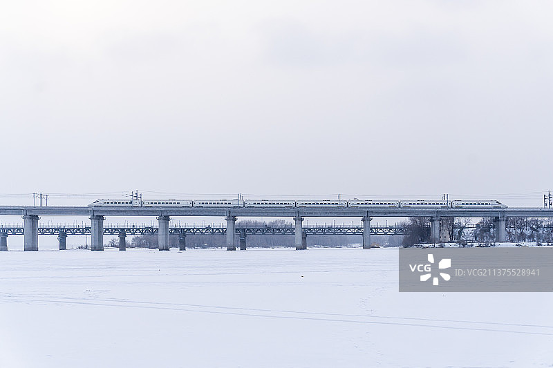 雪国列车——哈尔滨老江桥上的和谐号列车图片素材