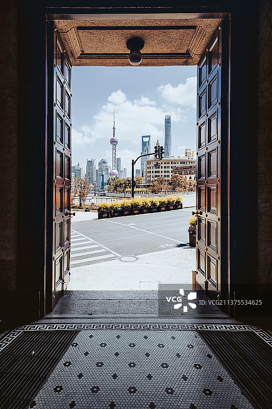 上海邮政博物院大门敞开眺望浦东陆家嘴地标建筑群图片素材