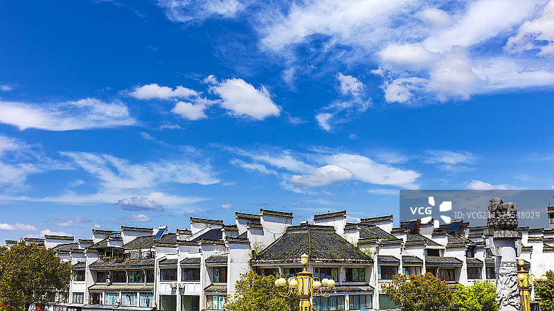 蓝天白云下的徽州古城图片素材