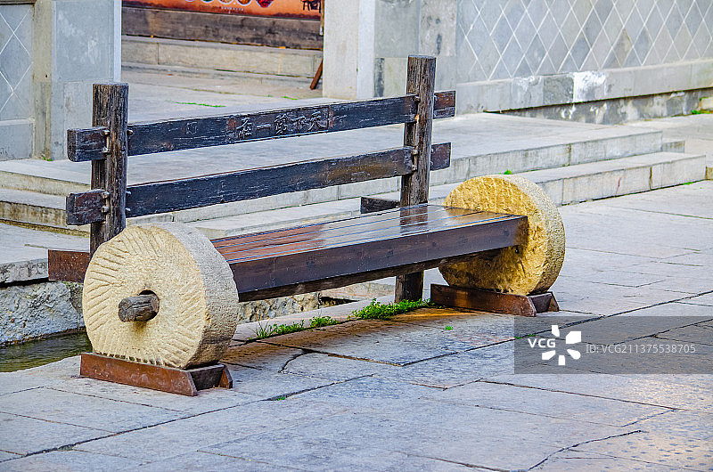 中国城市露台花园拍摄主题，一个木制休息长椅，户外无人图像摄影图片素材