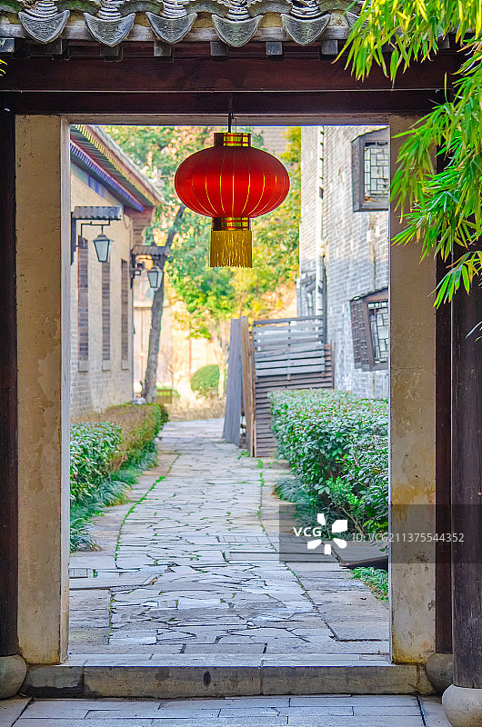 中国传统建筑拍摄主题，古典式大门，悬挂的红色灯笼，户外无人图像摄影图片素材