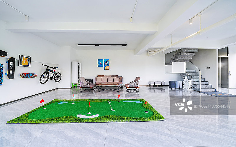 现代简约风格架空层休闲区高尔夫球场和沙发图片素材