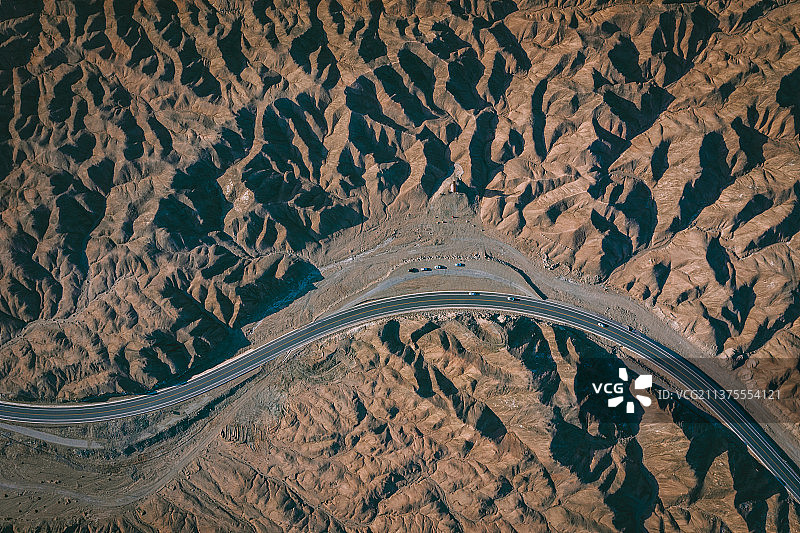 中国甘肃省酒泉市瓜州县戈壁航拍公路地形风景图图片素材