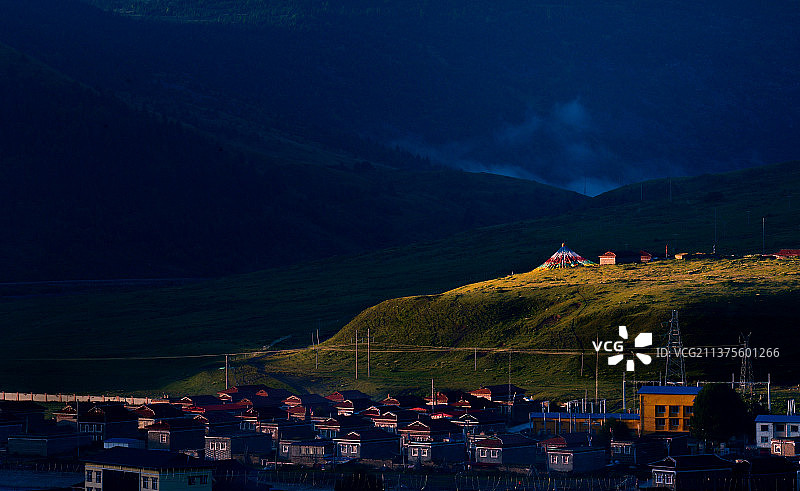 塔公晨曦图片素材