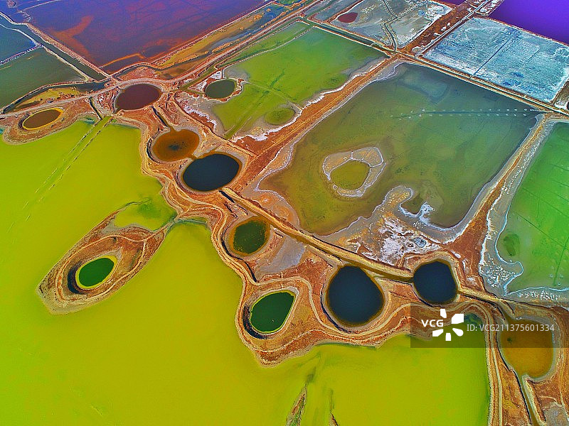 七彩盐湖调色盘图片素材