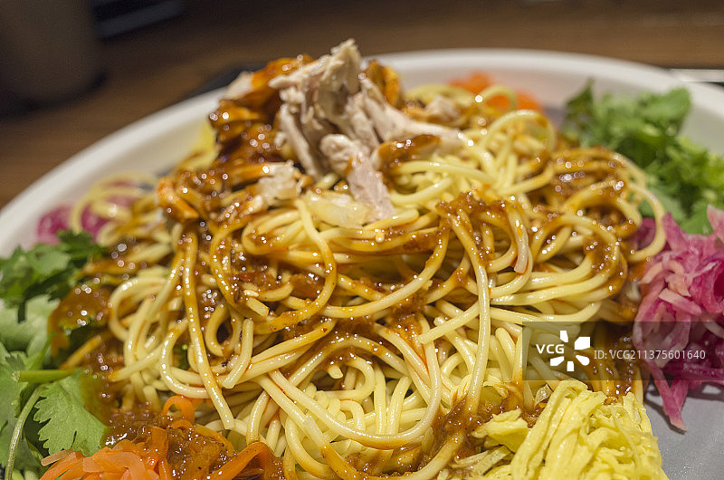 一盘鸡丝凉面特写图片素材