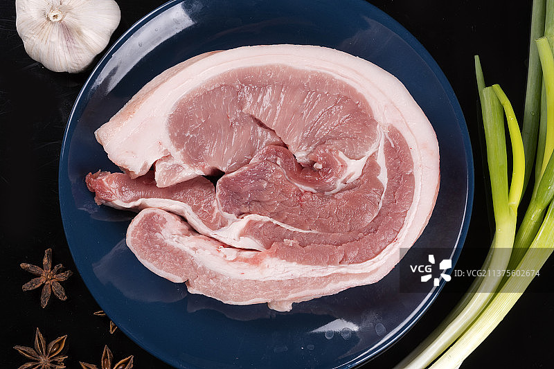 新鲜的猪肉五花肉里脊猪肉馅与调料香料摆放在桌面上图片素材