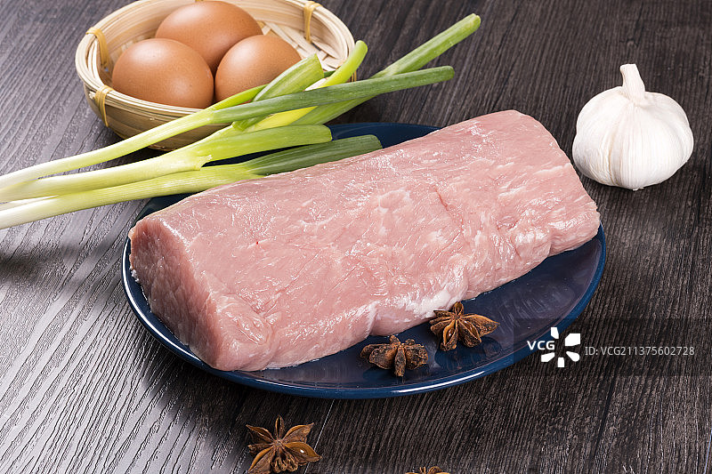 新鲜的猪肉五花肉里脊猪肉馅与调料香料摆放在桌面上图片素材