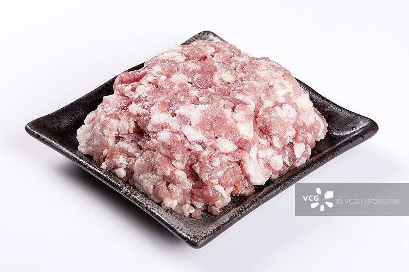 新鲜的猪肉五花肉里脊猪肉馅与调料香料摆放在桌面上图片素材