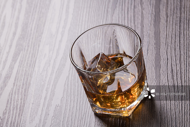 一杯放着冰块的洋酒特写图片素材