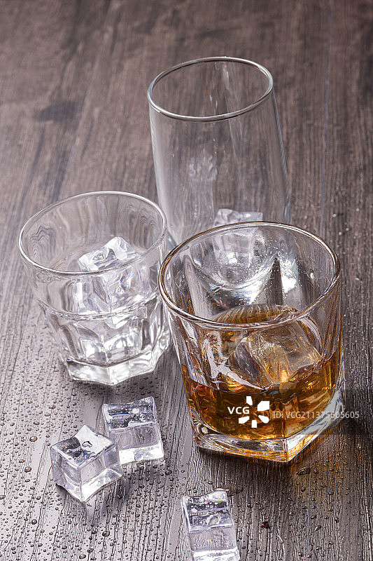一杯放着冰块的洋酒特写图片素材