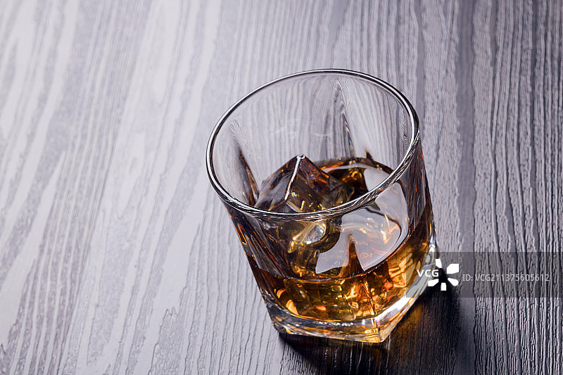 一杯放着冰块的洋酒特写图片素材