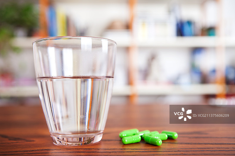 白开水和药品图片素材