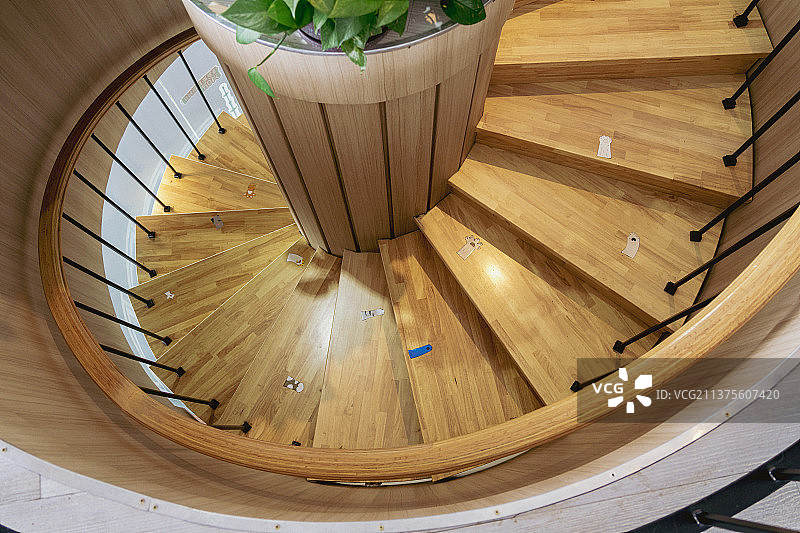 旋转的木楼梯图片素材