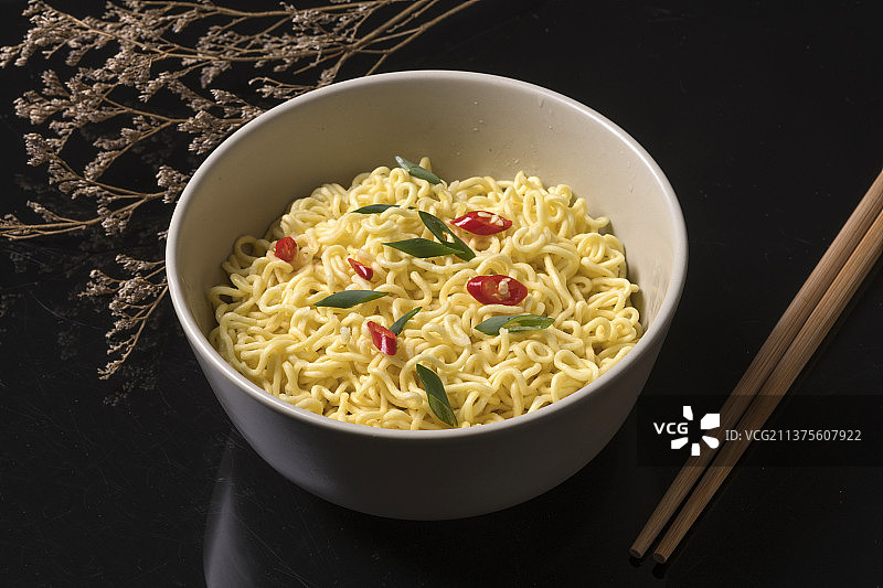 方便食品一碗方便面特写图片素材