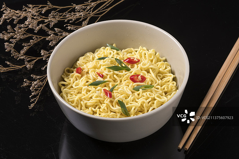 方便食品一碗方便面特写图片素材