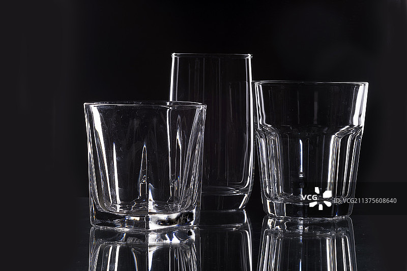 黑色背景前玻璃杯水杯高脚杯图片素材