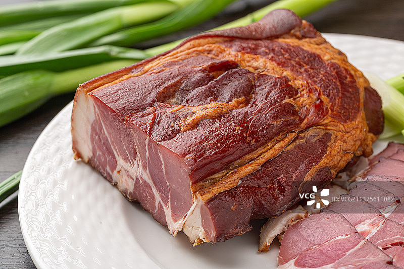 盘子里切开的熏肉食材图片素材