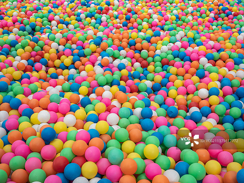 游乐场里的海洋球图片素材