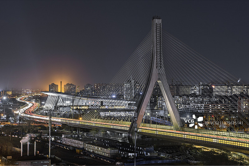 北京上地桥清河高铁站公路交通运输车流夜景图片素材