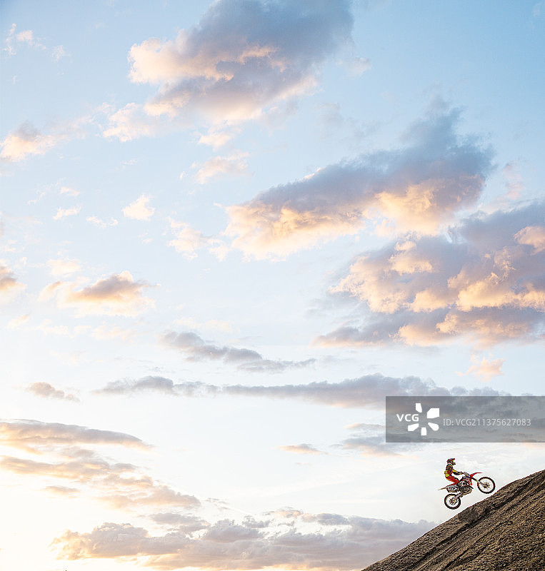 在科罗拉多州沙漠骑行的泥地自行车手图片素材