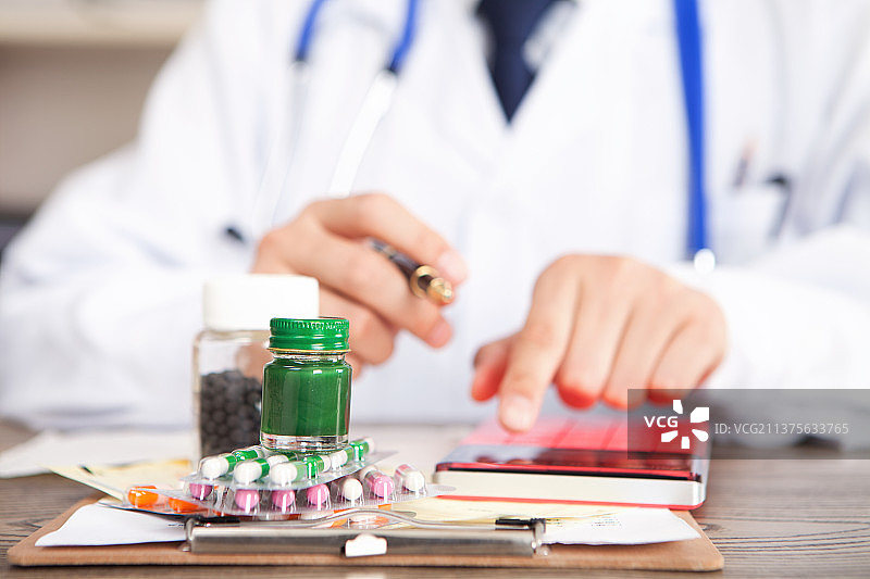 计算药价的大夫图片素材