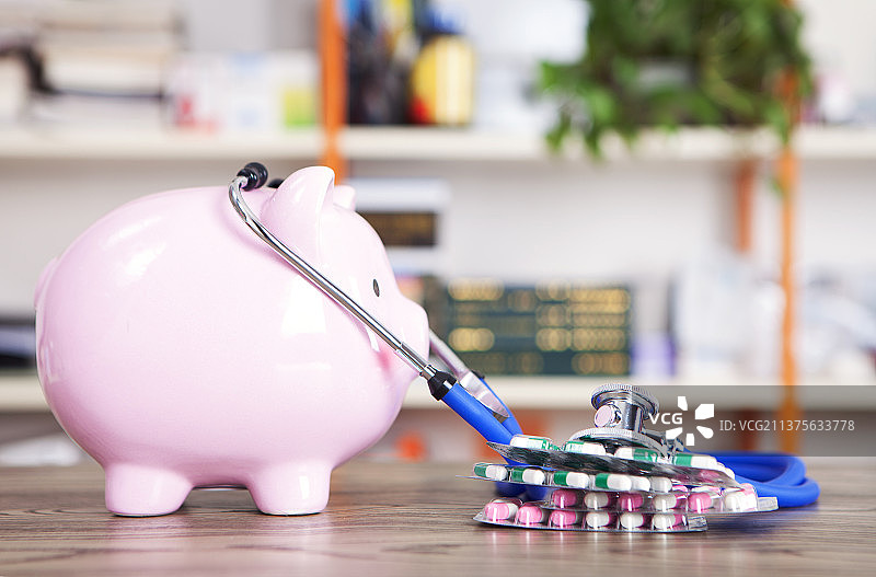听诊药品的小猪存钱罐图片素材
