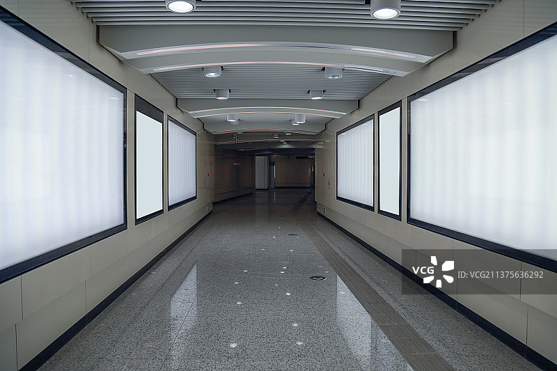 地下通道内的广告显示屏图片素材