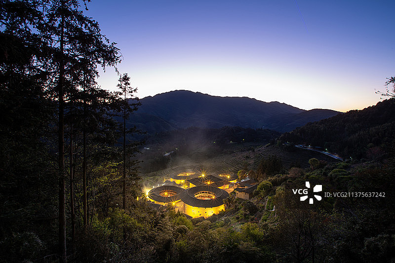 世界文化遗产、全国重点文物保护单位福建省漳州市南靖县田螺坑土楼群日出图片素材