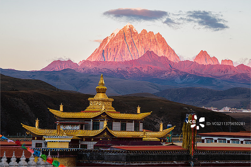 川西甘孜塔公草原风光（塔公寺及雅那雪山）图片素材