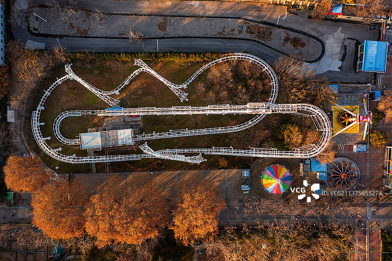 亚洲中国河南省郑州市人民公园过山车游乐场秋季航拍视角图片素材