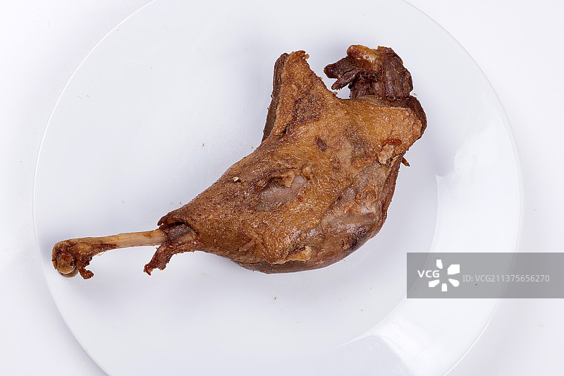 一盘传统卤味酱鸭腿特写图片素材