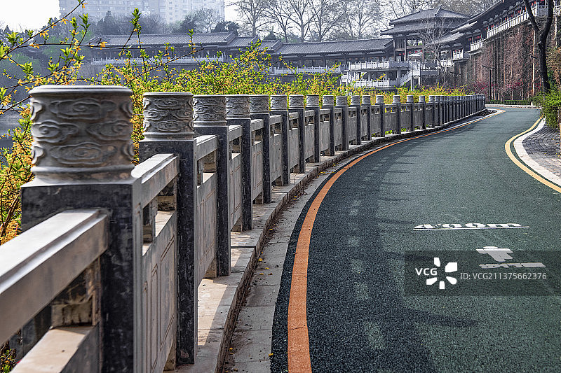 乡村振兴城市公园滨河健康步道体育设施图片素材