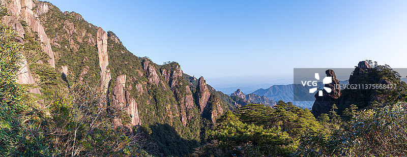 江西上饶三清山南清园景区风光之女神战巨蟒图片素材