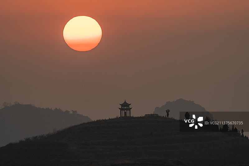 临沂蒙阴岱崮将军亭日落图片素材