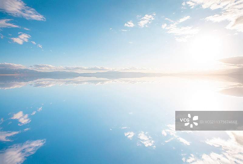 天空湖泊白云太阳蓝色背景图片素材