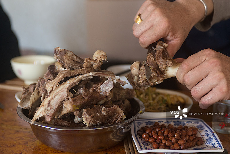 一盘炖煮的手把羊肉图片素材