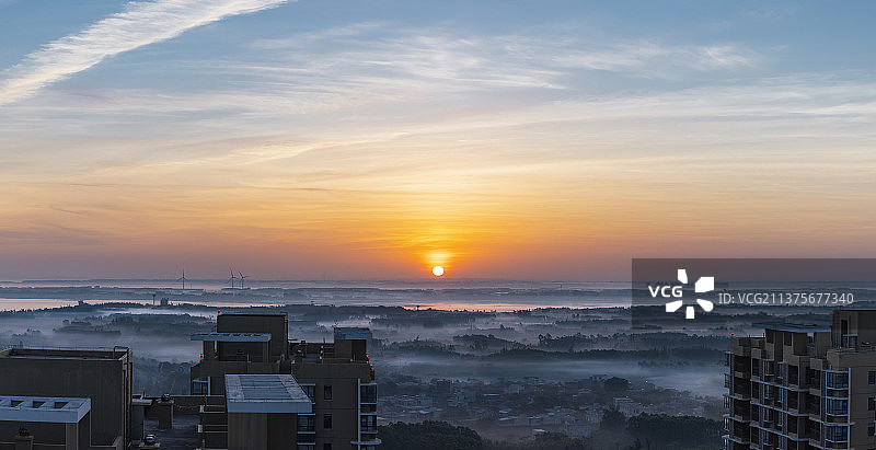 海南临高金沙滩的平流雾与火烧云图片素材