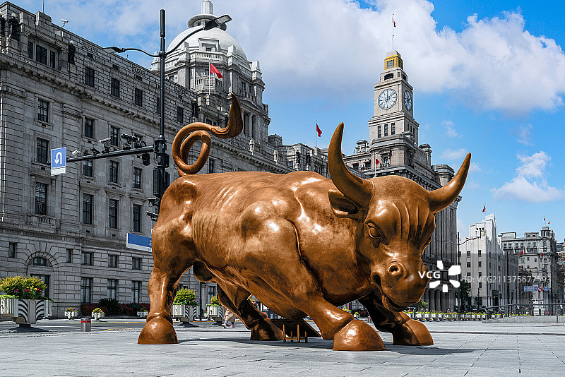 上海外滩风光铜牛雕塑图片素材