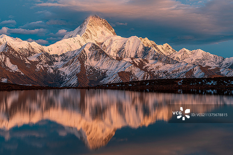 贡嘎雪山日落倒影图片素材
